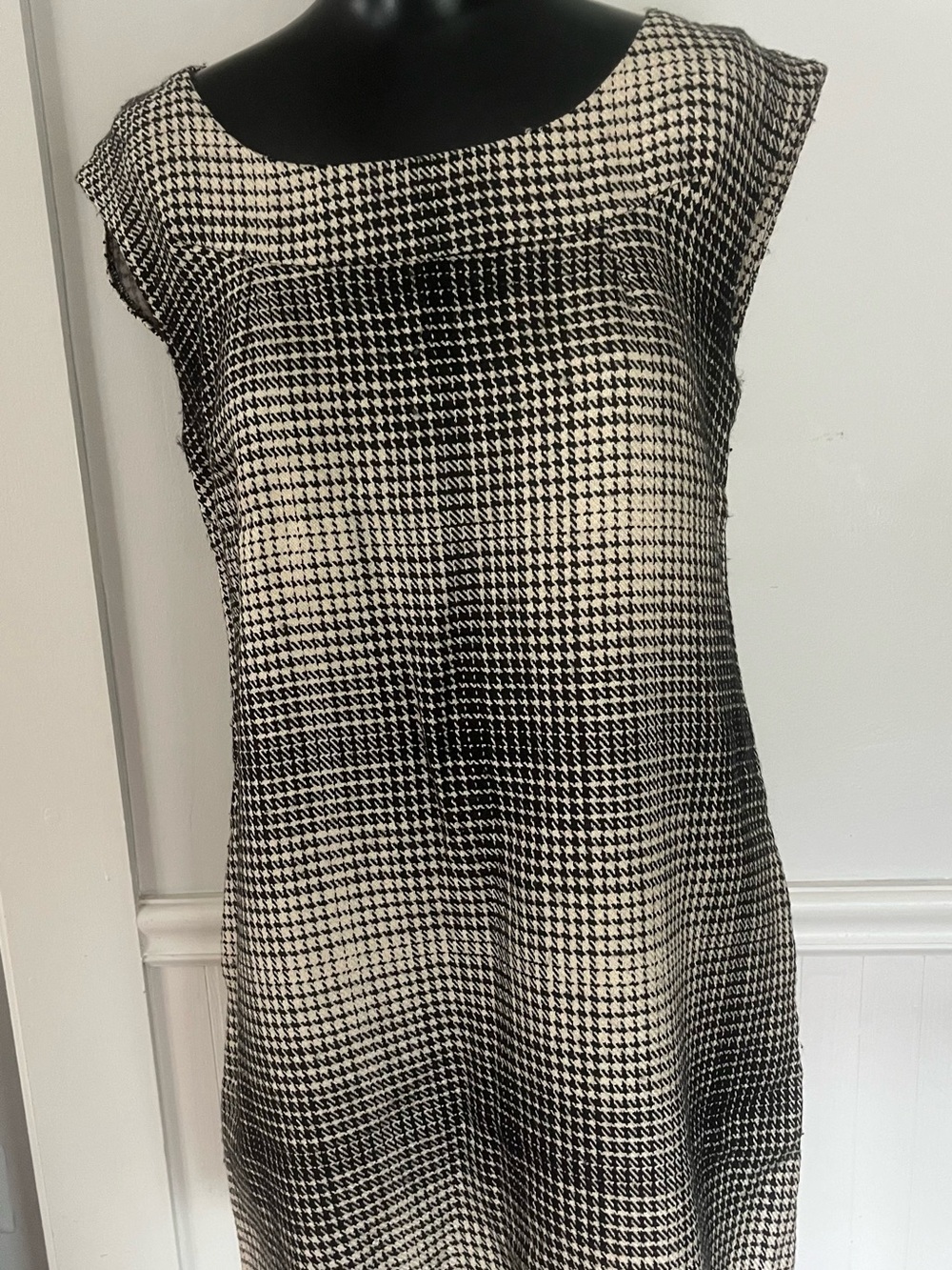 Vintage Black and White Houndstooth Shift Dress - Sleek Cap-Sleeve Tunic